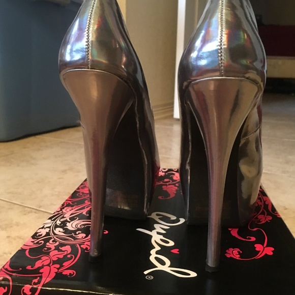 Qupid Ellie Pewter Hologram platform heels Size 8.5! - Picture 4 of 5
